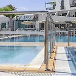 Club Del Carmen アパートホテル